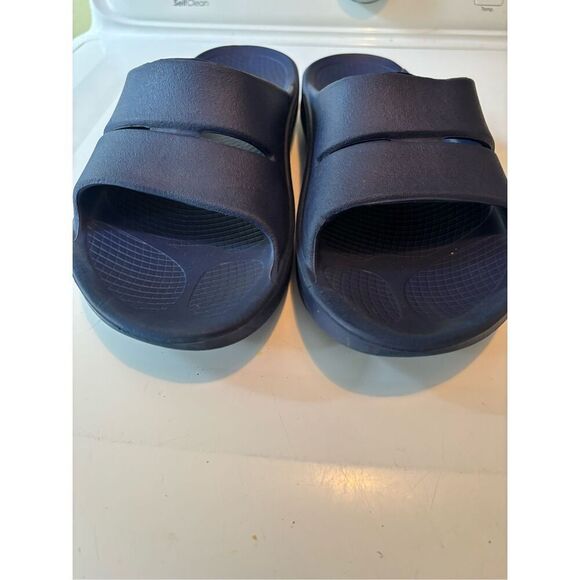 OOFOS Slides (W: 10, M-8) - Picture 3 of 7